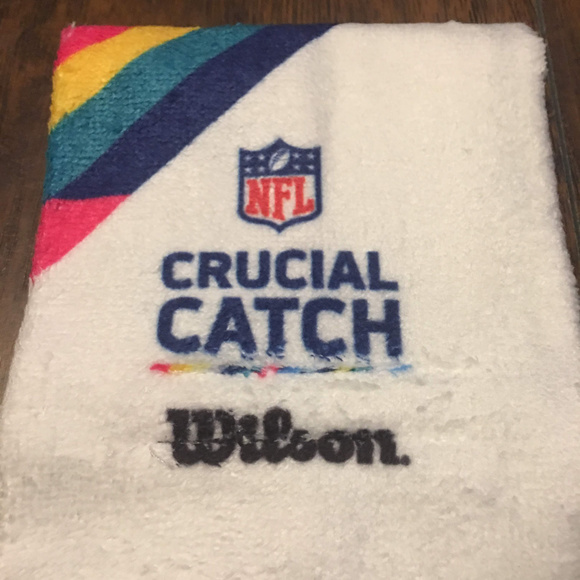 Wilson NFL Crucial Catch Football Belt Towel - Picture 8 of 8